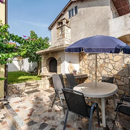 2 Bedroom Gorgeous In Apartman Zára