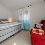 Apartmán 2 Bedroom Awesome Apartment In Zadar